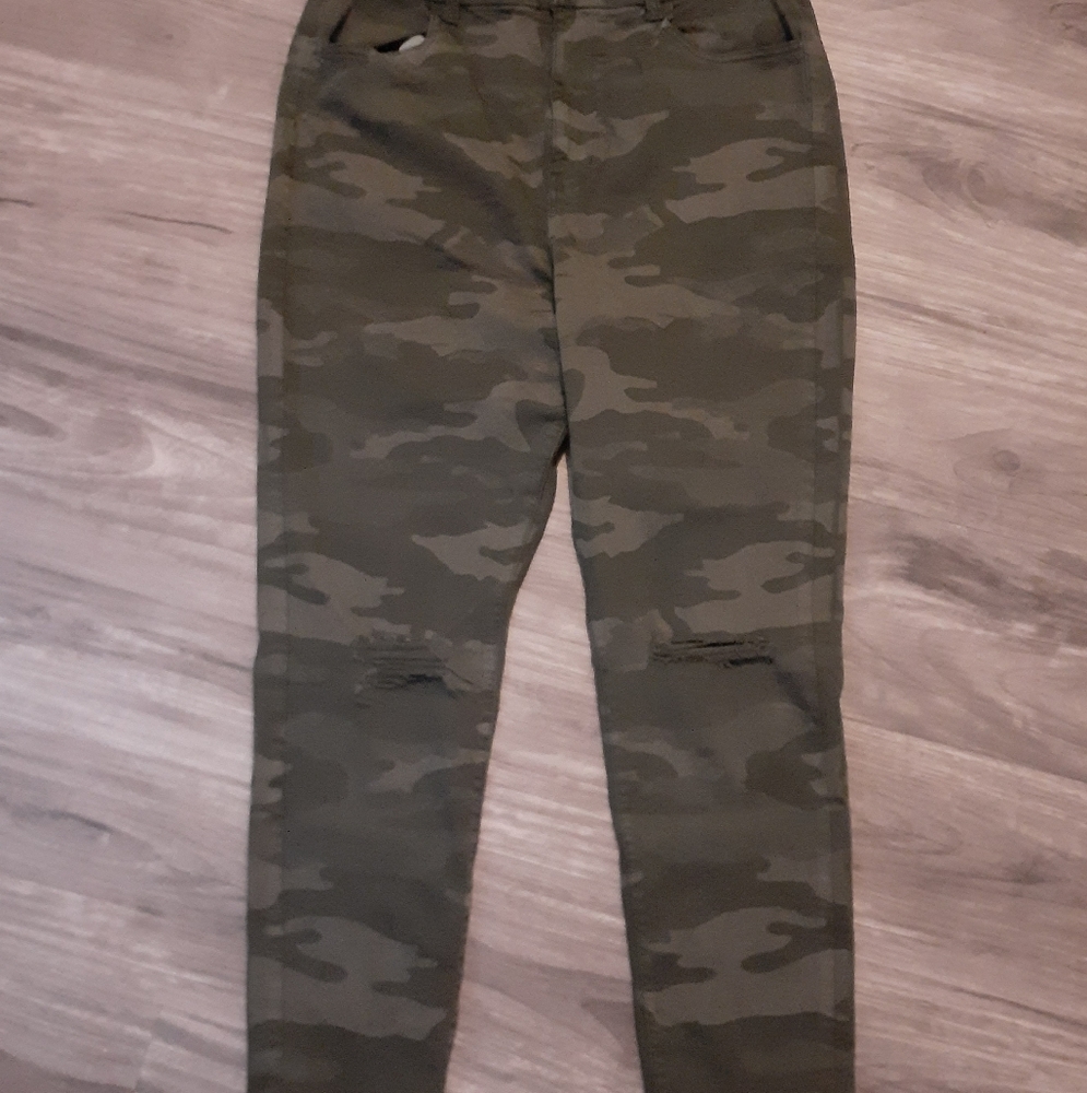 American Eagle Stretch Distressed Camo Jegging Sz 18 long Curvy Hi-rise